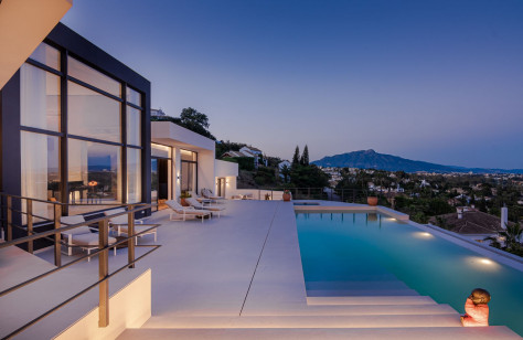 El Paraíso Alto: Modern Luxury Mansion - Image 5