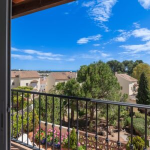 Cozy 3 BDRM Sunny Townhouse w BBQ and Pool image 1