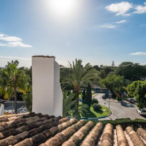 Modern 3 BDRM Apt w/ Sea Views & Pool Newly Renovated image 1
