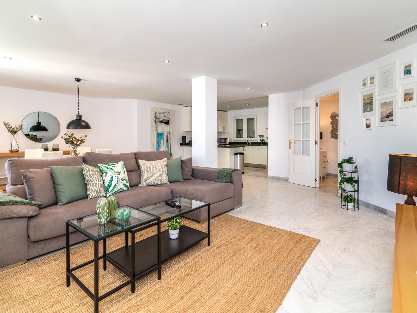 Puerto Banús Finest 2-BDRM apt- 50 metres to Beach