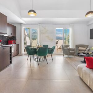 Newly Renovated 3BED Penthouse Retreat w Pools
