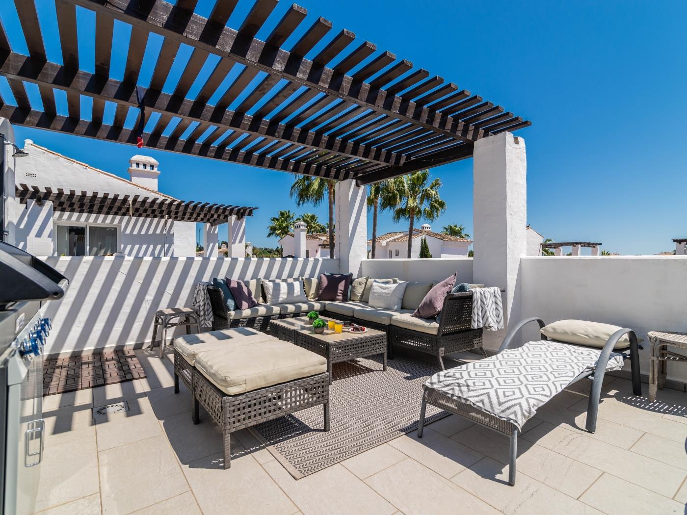 Modern 2 Bedroom Penthouse w/ Terrace, Pool BBQ