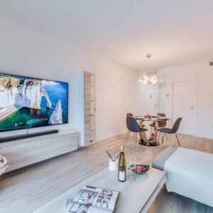 Elegant 2 BDRM Minimalist Apt w/ Pool & BBQ