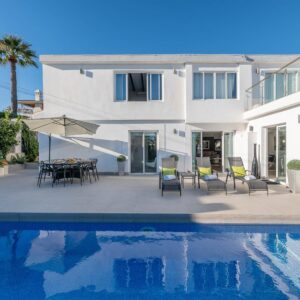 Newly Renovated 4 BDRM Villa w Pool - Top location