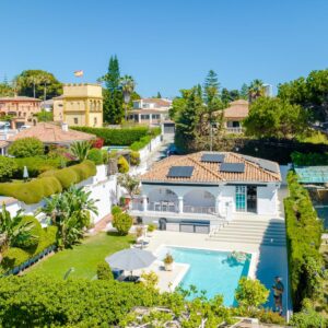 Modern Villa w/ Heated Pool-BBQ-Walk to the beach