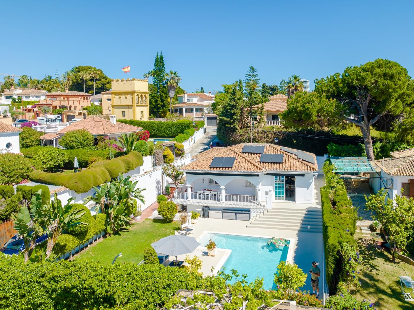 Modern Villa w/ Heated Pool-BBQ-Walk to the beach