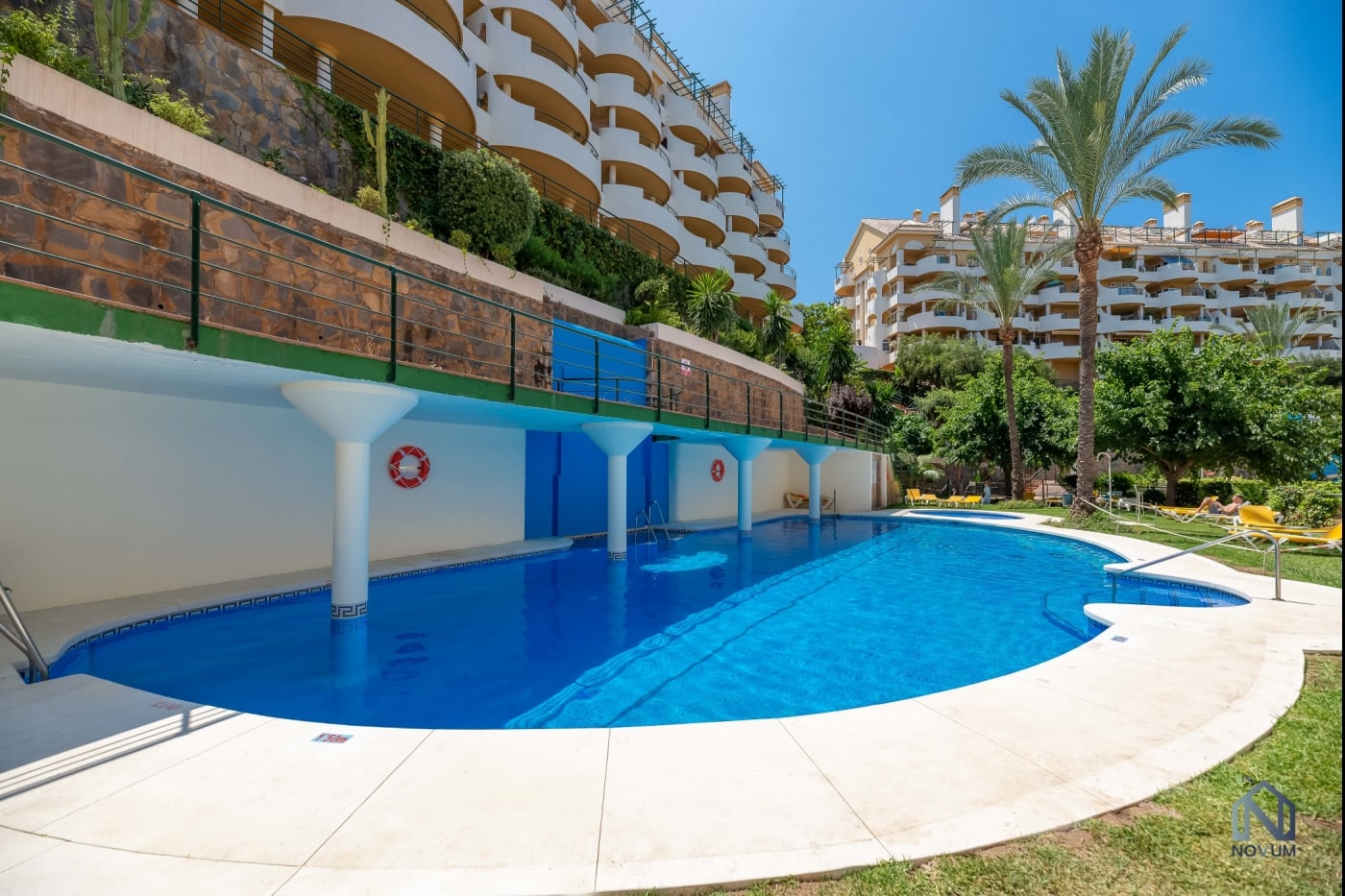Exquisite 2 BDRM Penthouse w/ Sea Views and Pools image 3
