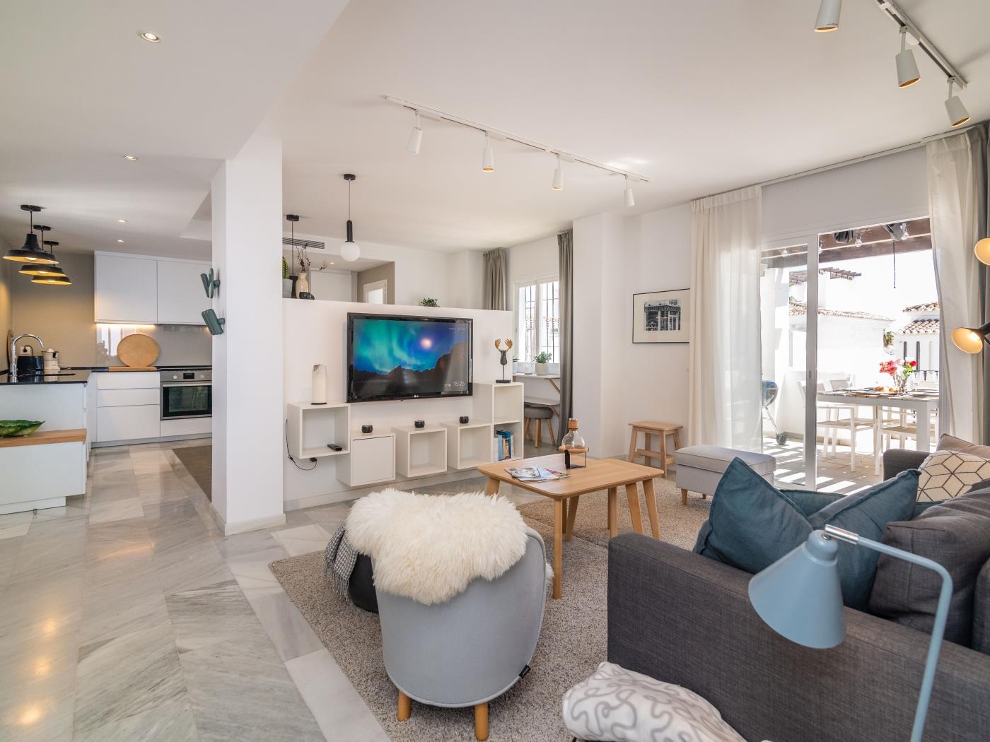 Modern 2 Bedroom Penthouse w/ Terrace, Pool BBQ image 3