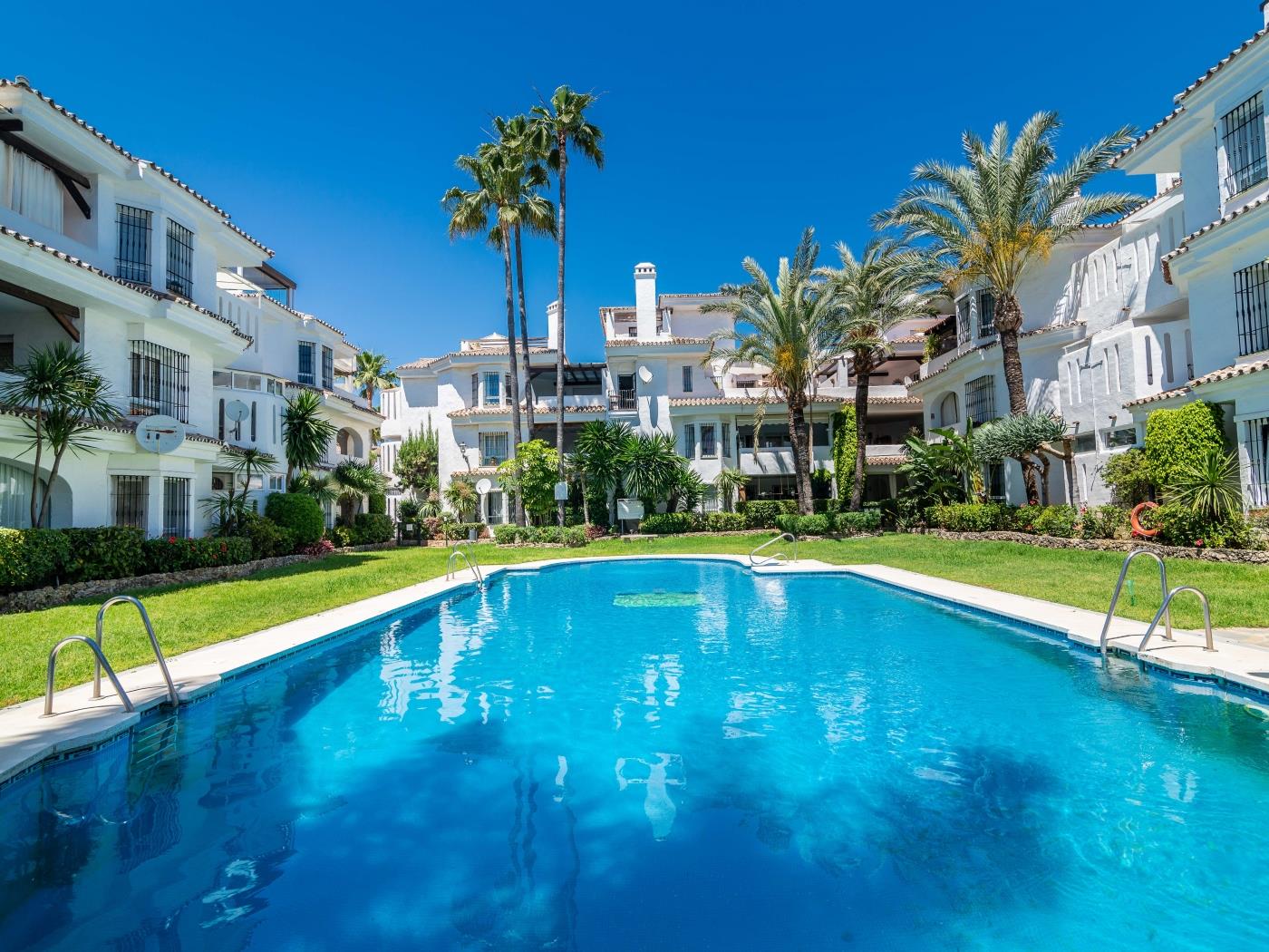 Modern 2 Bedroom Penthouse w/ Terrace, Pool BBQ image 5