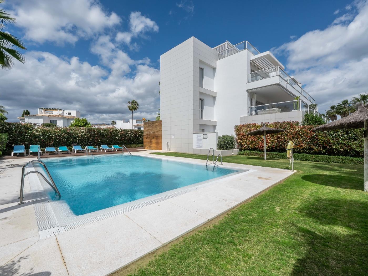 Newly Built 3 BDRM Lavish Beachside Penthouse image 5