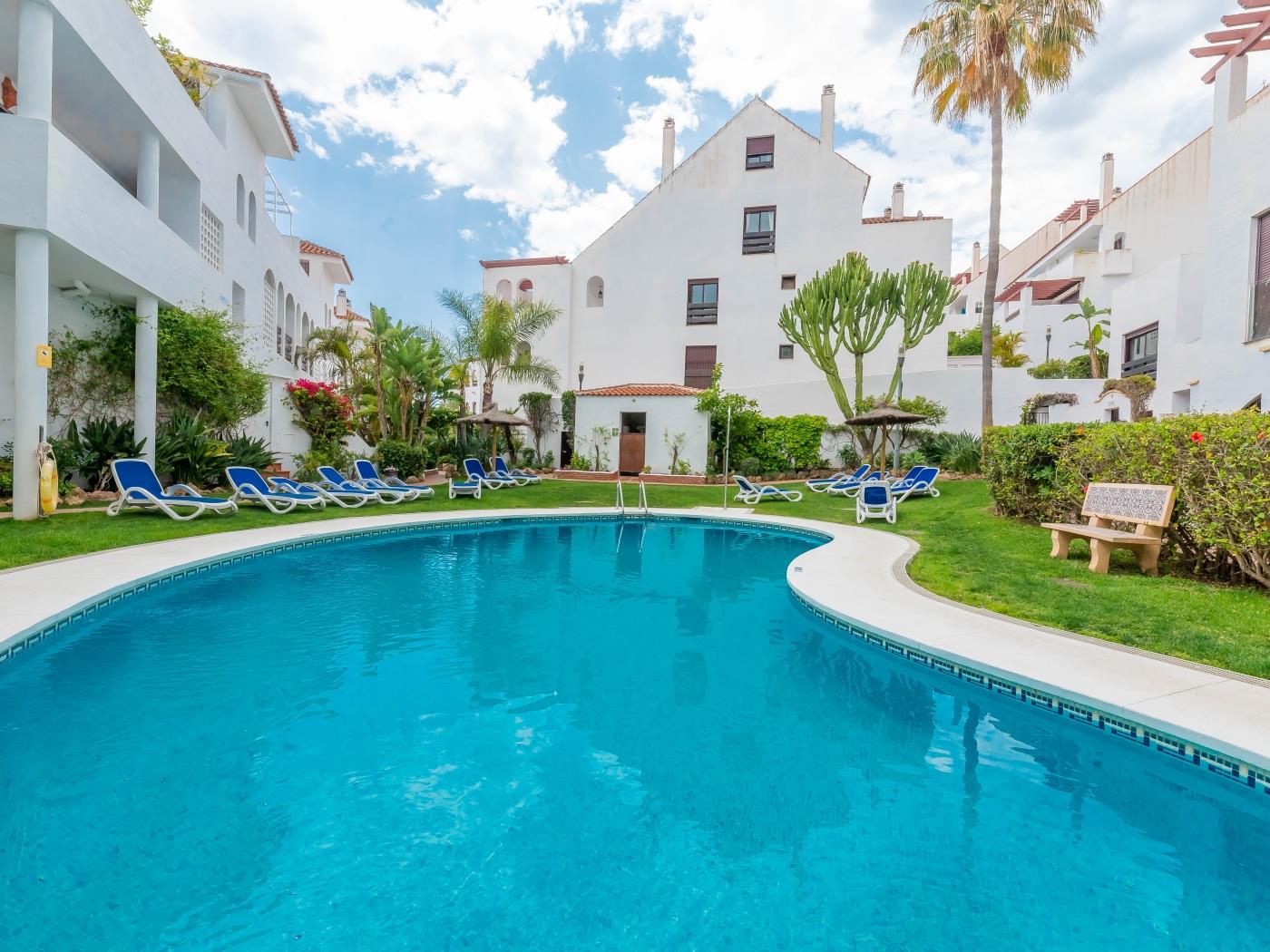 Central 3 BDRM Spacious Penthouse w/ 2 Pools & BBQ image 7