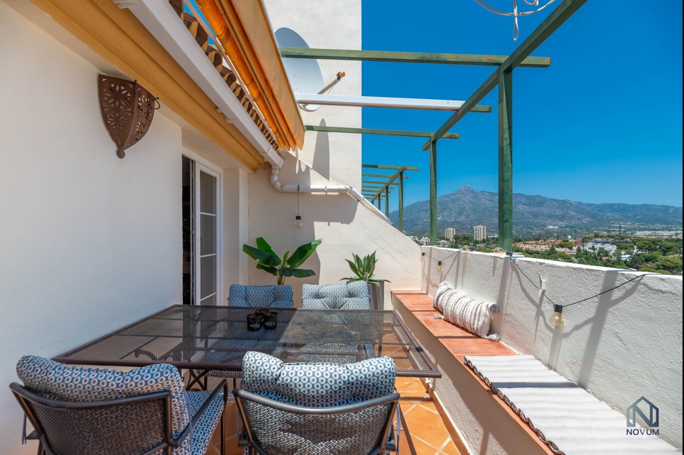 Exquisite 2 BDRM Penthouse w/ Sea Views and Pools image 7