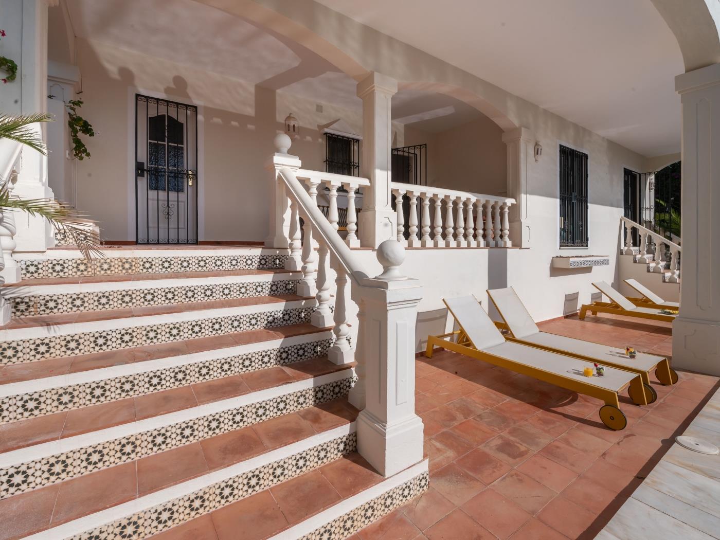 Peaceful 4 BDRM Andalusian Villa w Sea Views image 8