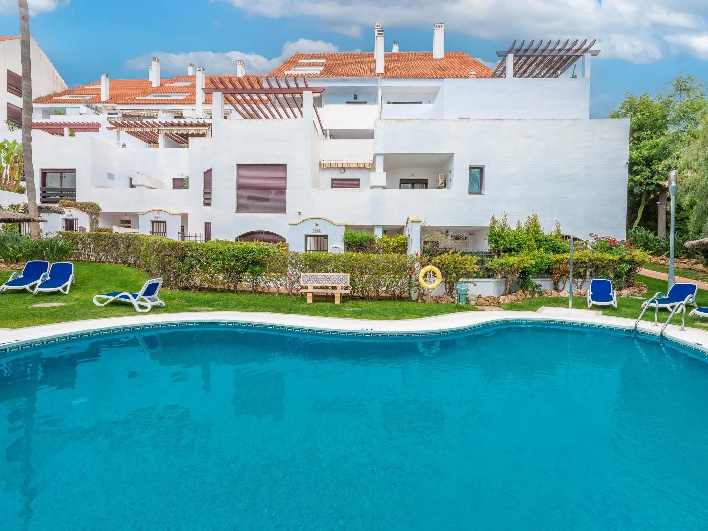 Central 3 BDRM Spacious Penthouse w/ 2 Pools & BBQ image 8