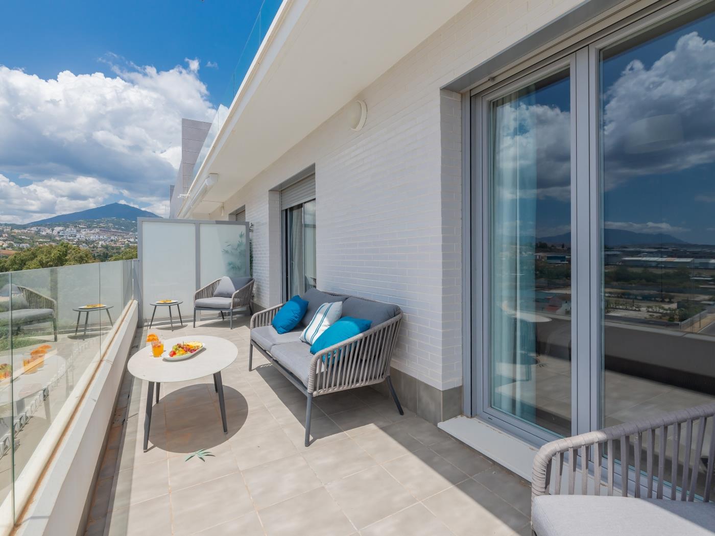 Luxury 3 BDRM Apt w Rooftop Pool Stunning Views image 8